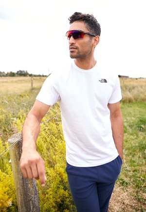 CELEBRATION TEE - Potiskana majica - white