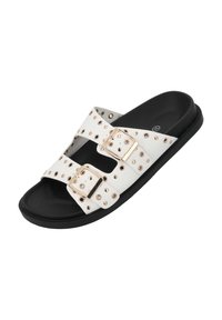 Weiße Riemchensandalen mit zwei verstellbaren Riemen, die mit goldenen Schnallen und silbernen Nieten verziert sind. Schwarze Sohle, glatte Textur, offenes Zehendesign.
