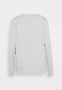 Sweatshirt gris clair avec des manches longues, un col rond, des poignets côtelés et un ourlet droit. Texture douce avec des détails de design minimal.