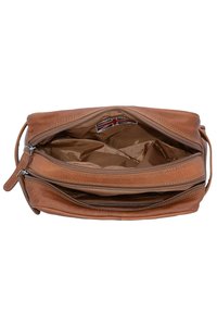 Bruine leren tas met een ritssluiting. Het interieur heeft een gladde, lichtgekleurde voering en een klein vakje. Twee zichtbare compartimenten.