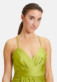 Vera Mont ABENDKLEID MIT RAFFUNG - Cocktailkleid/festliches Kleid - posh lemon