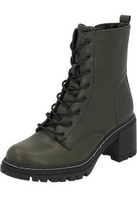 Bota de imitación de cuero verde con cordones, punta redonda, cordones negros, tacón bloque grueso y suela rugosa. Presenta costuras blancas en el borde.