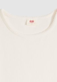 Λευκό ριμπ κοντομάνικο πουκάμισο Levi's με ραφή σκάλπας στο ντεκολτέ και κόκκινη ετικέτα Levi's στο λαιμό, μέγεθος μικρό.