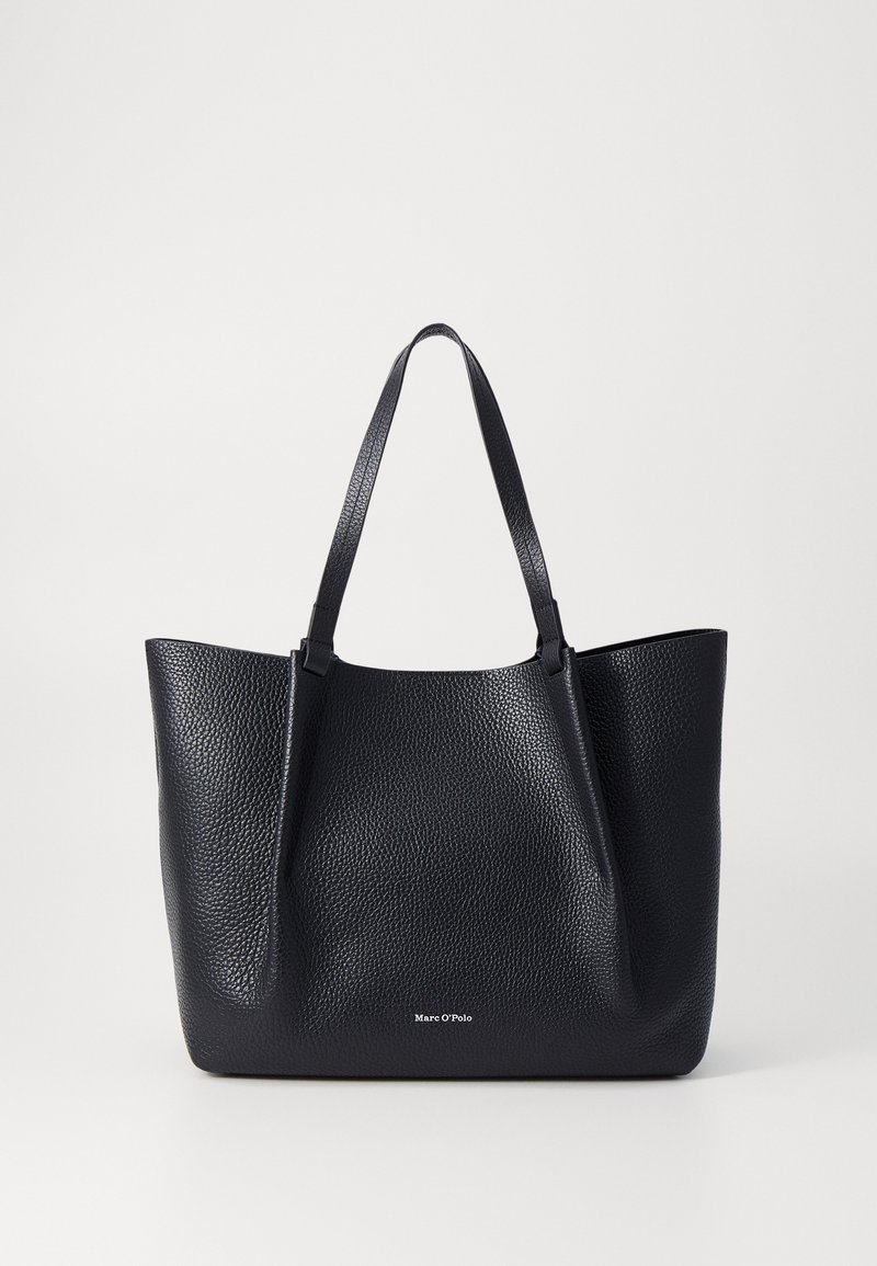 Sac fourre-tout en cuir noir texturé avec deux poignées et sans fermeture. Présente un imprimé du logo à l'avant. Design minimaliste.