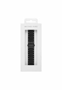 Bracelet de montre en métal noir dans un emballage rectangulaire. Présente un motif tissé, une texture lisse et un fermoir avec une gravure "Michael Kors".