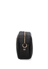 Custodia cosmetica in pelle nera con finitura testurizzata, zip e accessori dorati. Forma rettangolare compatta con un accento logo sul fronte.