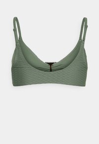 Bralette verde texturizado com tiras finas ajustáveis, apresentando um acabamento suave e um padrão em forma de onda no tecido. Sem almofada.