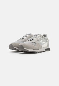 Scarpe sportive grigie realizzate con un mix di materiali in suede e mesh, con una suola ammortizzata, punta arrotondata e dettagli a motivo geometrico.