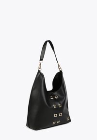 Černá kožená hobo taška s zakřiveným vrškem, na přední straně s pěti zlatými čtvercovými akcenty a odnímatelným ramenním popruhem.
