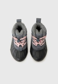 Bottes d'hiver grises avec des lacets roses, dotées d'une doublure douce et pelucheuse ainsi que d'une semelle en caoutchouc noir texturé, présentées vus de dessus.