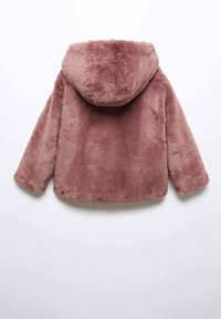 Chaqueta de pelo sintético en un suave tono malva. Presenta una capucha, mangas largas y una textura suave sin cierres o adornos visibles.