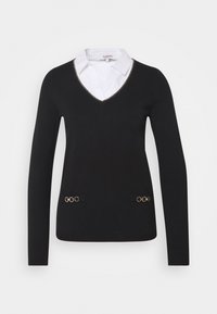 Czarny sweter z długimi rękawami, zaprojektowany z dekoltem w kształcie litery V, biały T-shirt pod spodem oraz akcenty w postaci łańcuszków na kieszeniach. Miękka tkanina o subtelnej teksturze.