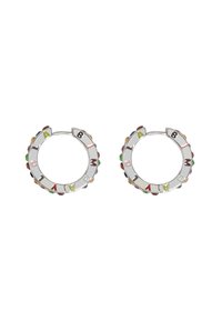 Pendientes de aro de plata que presentan acentos coloridos y un diseño texturizado, con letras grabadas alrededor del borde exterior.