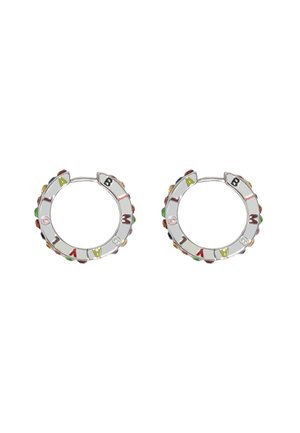 Pendientes de aro de plata que presentan acentos coloridos y un diseño texturizado, con letras grabadas alrededor del borde exterior.