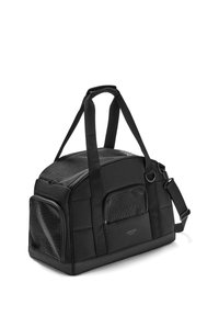 Trasportino morbido nero per animali con pannelli di ventilazione in rete, doppie maniglie e tracolla regolabile su sfondo bianco.