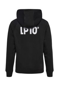Zwarte hoodie met een groot wit "LP10" logo op de achterkant, met een klassiek ontwerp, zachte textuur en een buidelzak aan de voorkant.