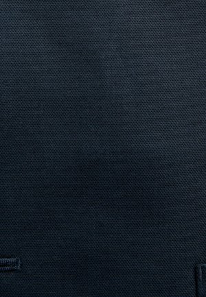 Texture de tissu bleu foncé avec un motif tissé, présentant une surface lisse et un subtil éclat, mettant en avant un design structuré et durable.