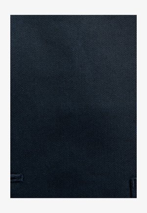 Mørkeblå stoftekstur med et vævet mønster, der har en glat overflade og en subtil glans, der viser et struktureret og holdbart design.