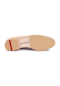 Semelle de chaussure en cuir avec une finition beige lisse, comportant une bande d'accent rouge et un logo de marque en relief. Forme élégante et arrondie avec une texture antidérapante.
