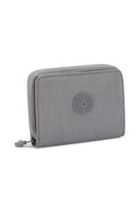 Portafoglio in tessuto grigio con chiusura a zip. Presenta una patch a forma di logo circolare sul davanti, forma rettangolare e superficie testurizzata.