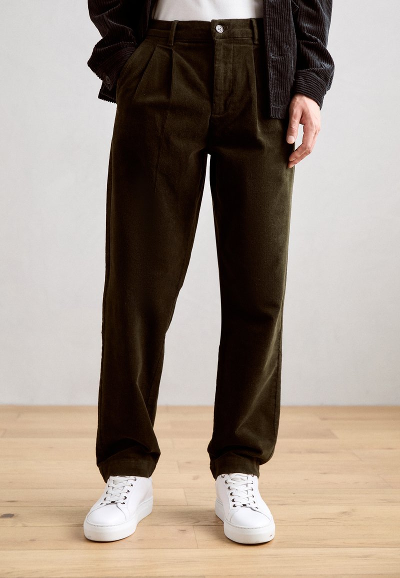 Lindbergh - WIDE FIT PANTS - Tygbyxor - olive, Förstora