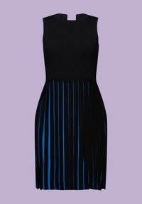 Robe noire sans manches avec un haut côtelé et une jupe plissée présentant des rayures bleues verticales sur un fond violet.