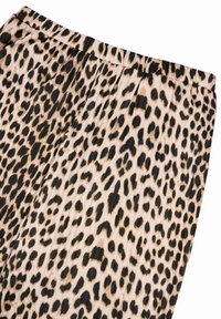 Leopardų rašto elastinės juostos kelnės, pagamintos iš šviesiai rudos medžiagos su juodomis dėmėmis, su subtiliais raukiniais.