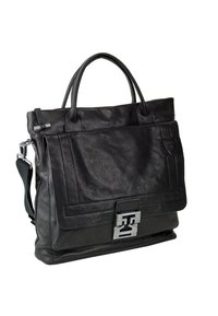 Černá kožená taška obdélníkového tvaru, s horními uchy, nastavitelným ramenním popruhem, kovovým kováním, předním klopou a výrazným logem.