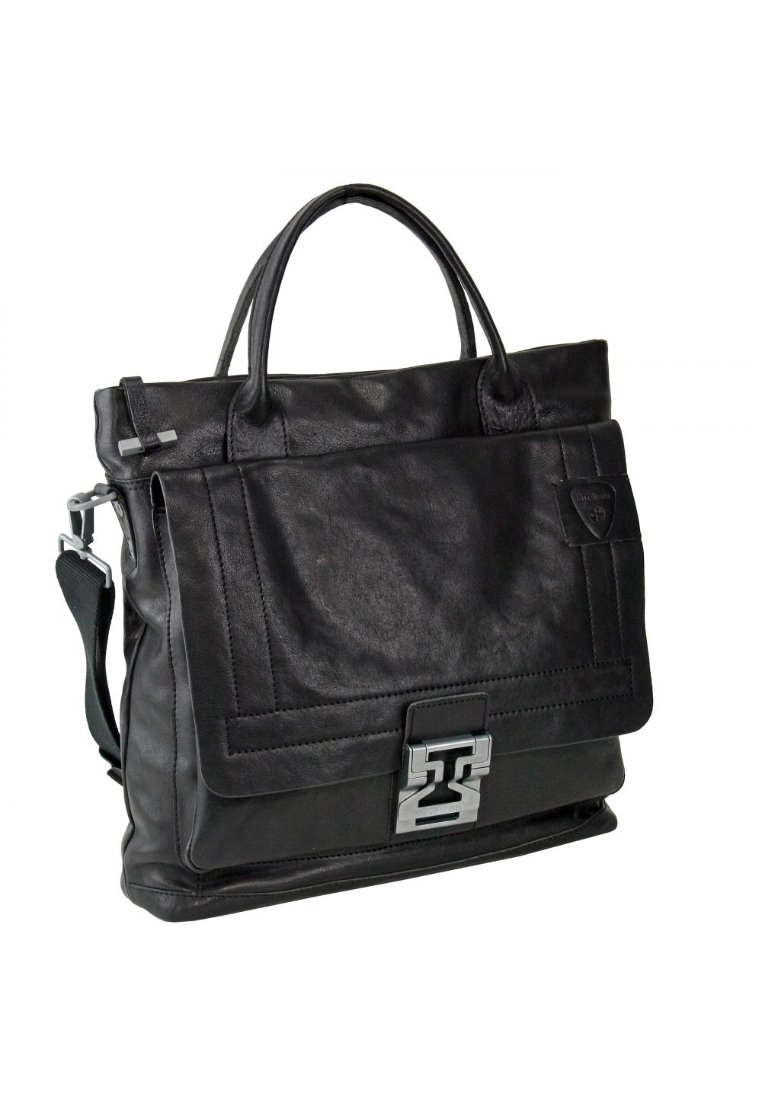 Černá kožená taška obdélníkového tvaru, s horními uchy, nastavitelným ramenním popruhem, kovovým kováním, předním klopou a výrazným logem.