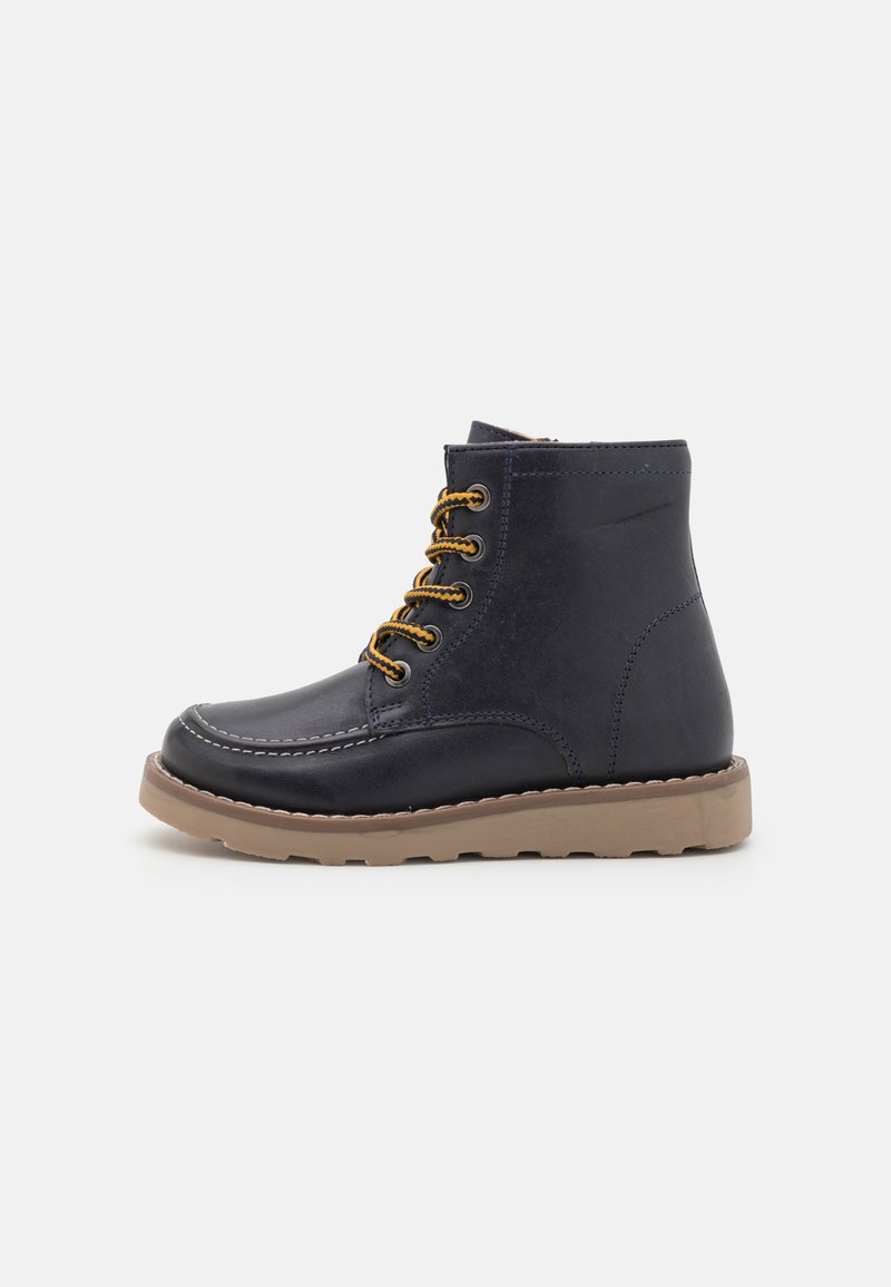 Bottines en cuir marine à bout rond, avec des détails cousus, des œillets dorés et une semelle en caoutchouc marron. Comprend six œillets pour les lacets.