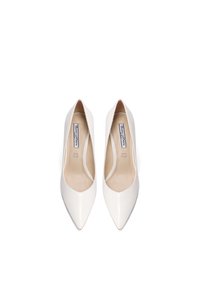 Décolleté bianche in pelle con finitura lucida, design a punta e texture liscia. L'interno presenta un morbido rivestimento beige.