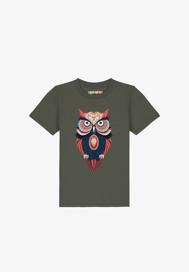 T-shirt vert foncé pour enfants avec un motif symétrique et détaillé de hibou, comprenant des motifs décoratifs rouges, bleus et crème à l'avant.