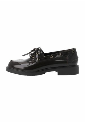 Błyszczące czarne skórzane buty typu boat shoe z wiązaniami z przodu, przeszyciem moc toe, metalowymi oczkami i grubą czarną gumową podeszwą.