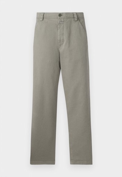 Pantaloni grigi chiari in cotone, con design a gamba dritta, passanti per la cintura e chiusura a un bottone in vita.