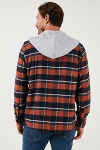 Flannel skjorte i orange, navy og hvidt tern med en grå hætte. Knaplukning foran, lange ærmer og en buet kantdesign.