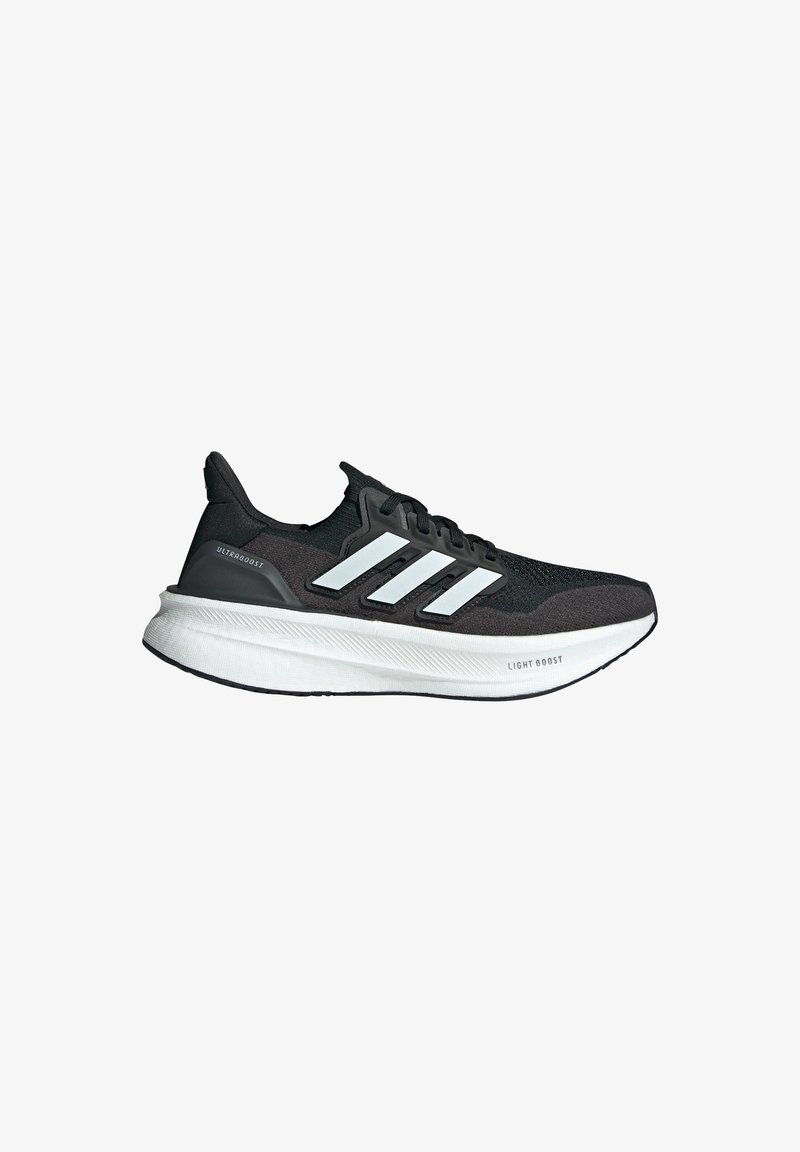 Schwarzer Sportschuh mit strukturiertem Obermaterial, drei weißen Streifen und einer dicken weißen Zwischensohle mit der Aufschrift "LIGHT BOOST". Gerundete Zehenpartie und gepolsterte Sohle.