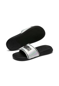 Le ciabatte nere presentano una fascia lucida e iridescente con un marchio audace. La suola testurizzata offre aderenza e comfort. Design leggero.