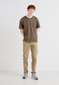 Jack & Jones JJSCULLY TEE CREW NECK - T-Shirt print - canteen