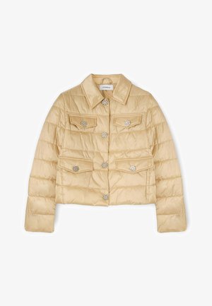 Veste matelassée beige avec quatre poches avant et boutons décoratifs ornés de bijoux, dotée d'un col classique et de manches longues.