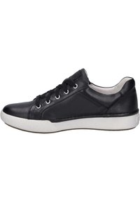 Baskets en cuir noir avec semelle en caoutchouc blanc, bout rond, couture contrastante et fermeture à lacets. Les panneaux latéraux texturés ajoutent des détails.