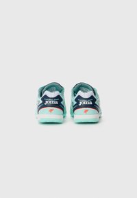 Scarpe da sport Joma in acquamarina e blu navy con upper in rete, collarino imbottito e accenti in corallo a contrasto sul tallone e sul logo.