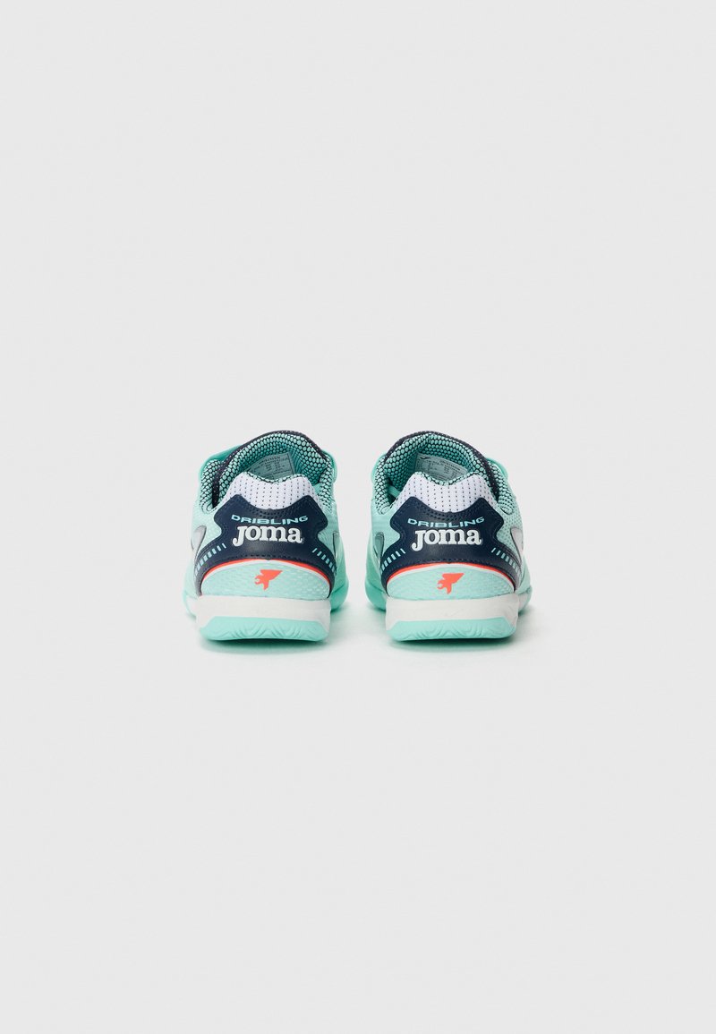 Baskets Joma en aquamarine et marine avec une tige en mesh, un col rembourré et des accents corail contrastants sur le talon et le logo.