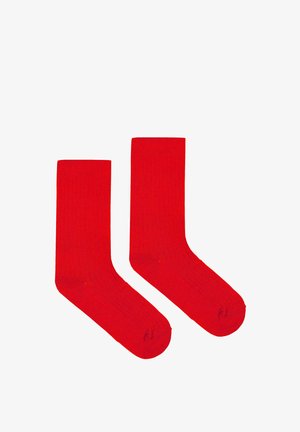 Czerwone bawełniane skarpety z prążkowaną fakturą, o długości za kostkę i wzmocnionych palcach. Dostępne w parze, bez dodatkowych wzorów czy akcentów.