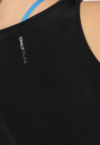 Czarny sportowy top na ramiączkach o gładkiej fakturze, z niebieskim paskiem widocznym z boku oraz małym logo "ONLY PLAY" po bokach.