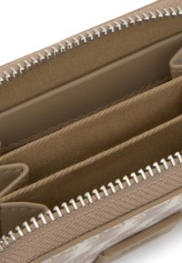 Portefeuille beige avec un extérieur en tissu texturé, des accents en cuir et une fermeture éclair argentée. L'intérieur comprend plusieurs emplacements pour cartes et compartiments.