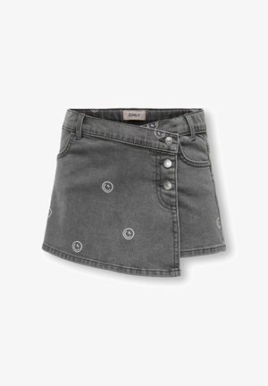 Tumehall denimi miniseelik asümmeetrilise rullitud esiosaga, kolme hõbedase nupu ja valgete naeratavate nägudega trükitud kangaga.