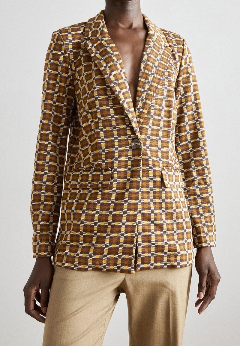 Getailleerde blazer in een bruin en gouden ruitpatroon, met schouderlengte revers, enkele knoopsluiting en voorzakken. Lange mouwen, slim fit.