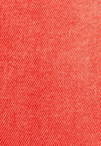 Tissu rouge avec une surface texturée lisse présentant un motif de tissage diagonal. La couleur est vibrante avec une finition uniforme.