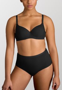 Set di reggiseno nero e culotte a vita alta. Il reggiseno presenta coppe sagomate e spalline regolabili. Texture liscia con un design minimalista.