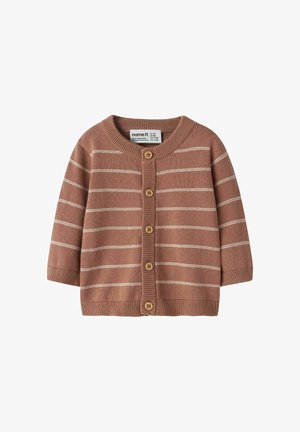 Cardigan bébé marron avec de fines rayures blanches horizontales, cinq boutons en bois sur le devant, et encolure, poignets et ourlet en côte.